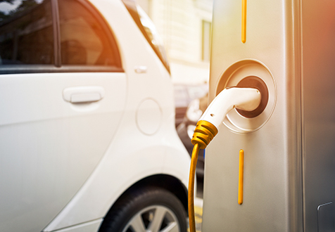 Elektroauto lädt an Ladestation in Bochum