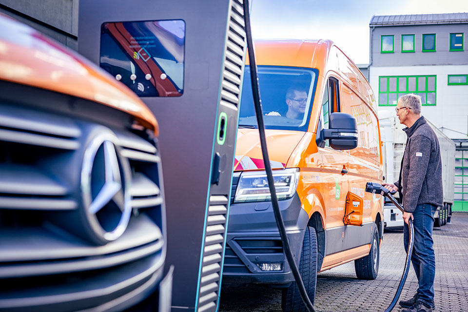 Transporter vor Ladestation (Foto: MARTIN LECLAIRE PHOTOGRAPHIE BOCHUM)