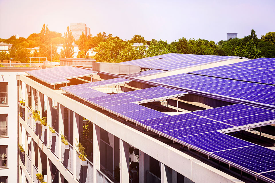 Sonnenkollektoren auf dem Dach eines Mehrfamilienhauses. (Foto: Mariana Serdynska/Shutterstock.com)