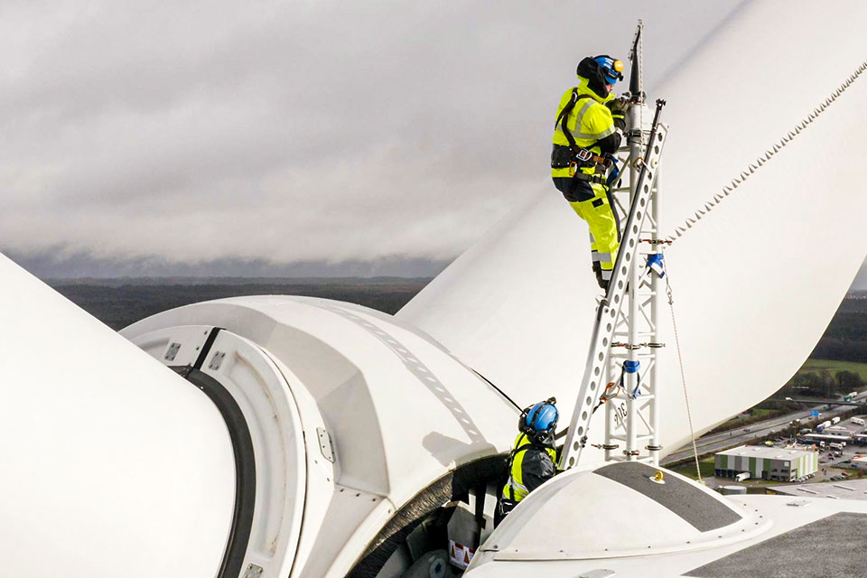 Arbeiter hoch oben auf Windrad (Foto: Stadtwerke Bochum)