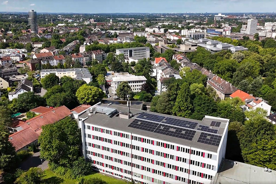 Großes Gebäude mit PV-Anlage (Foto: Stadt Bochum)