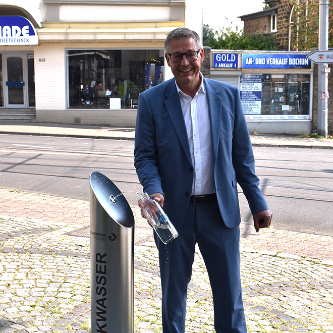 Stadtwerke-Geschäftsführer Frank Thiel nimmt den ersten neuen Trinkwasserbrunnen in Betrieb.