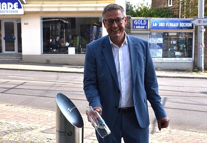 Stadtwerke-Geschäftsführer Frank Thiel nimmt den ersten neuen Trinkwasserbrunnen in Betrieb.