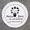 Rundes Logo von Atelier Bellis mit Blumentopf, Slogan "so viel Schönes" und Website.