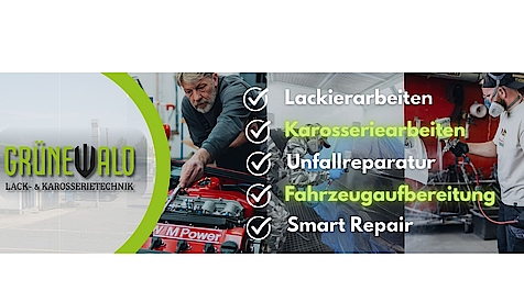 Lackierer in Schutzanzug sprüht rote Farbe auf ein abgeklemmtes Auto in einer Werkstatt.