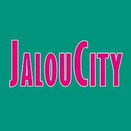 Logo von JalouCity in pinker Schrift auf grünem Hintergrund.