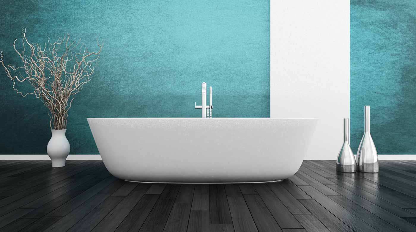Modernes Badezimmer mit freistehender Badewanne, Holzfußboden und türkisfarbener Wand.