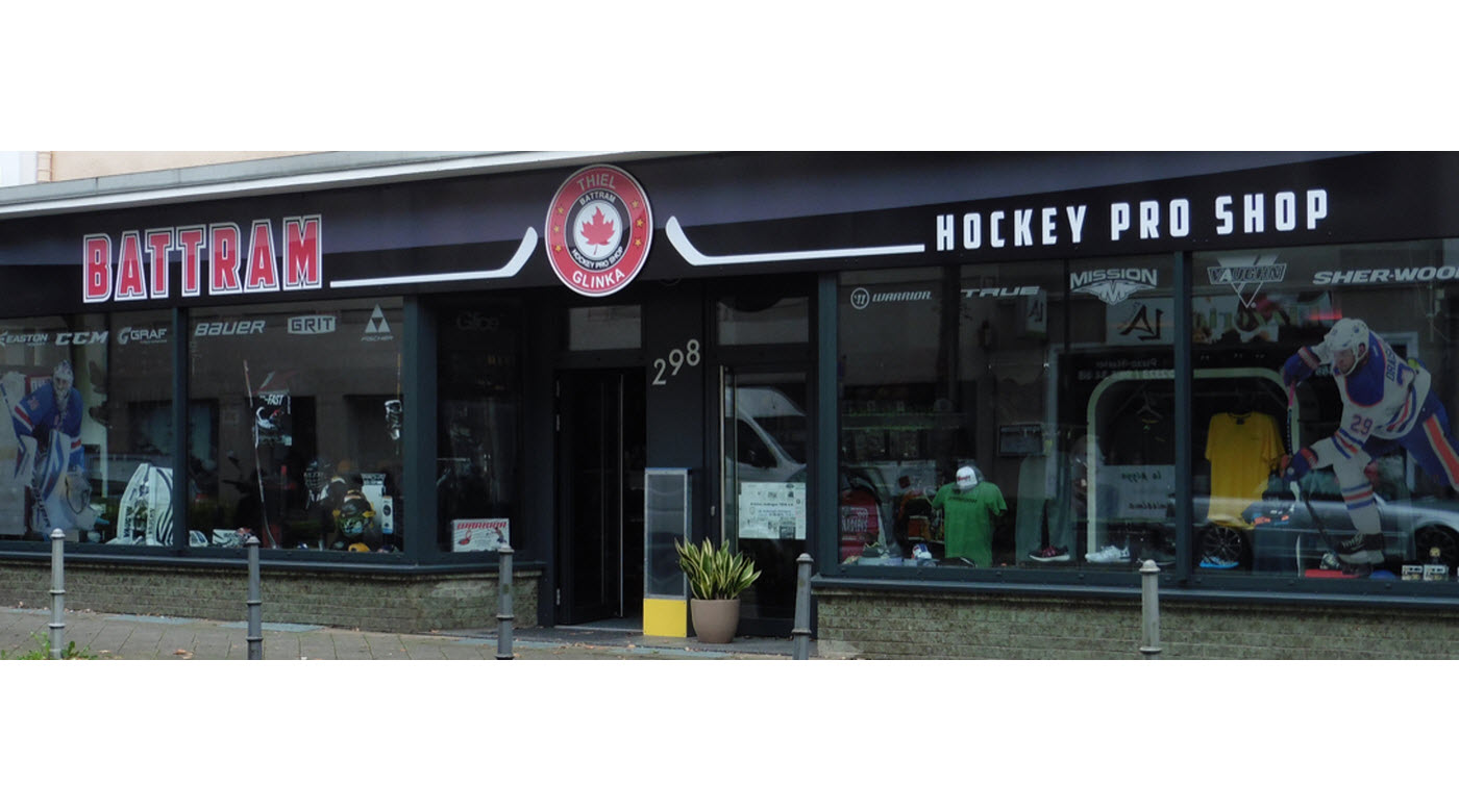 Außenansicht des Battram Hockey Pro Shops mit Schaufenster und Eishockey-Dekoration.