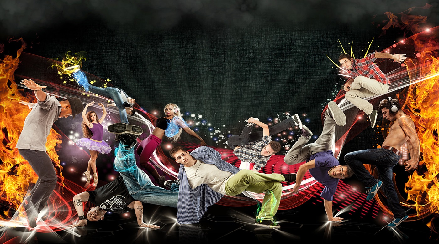 Paar in blauen Hemden tanzt eng umschlungen vor weißem Hintergrund.